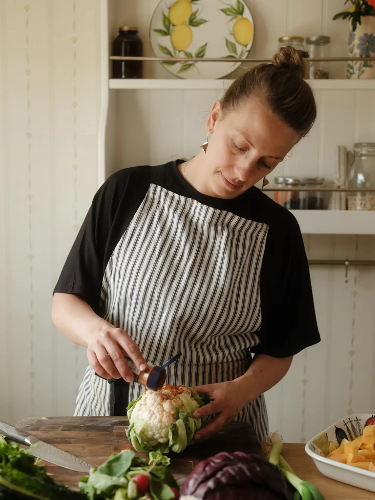 Kristin watson står och kryddar grönsaker, näring