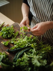 KRISTIN picking herbs och a chopping board