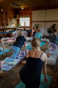 yoga klass i gustavsskjul